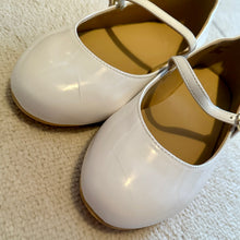Load image into Gallery viewer, LYNN100-X Girls, White Stap Flats. Size 3K