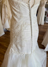 Load image into Gallery viewer, BATE-A Ivory Tulle, Fit &amp; Flare Gown. Size 6