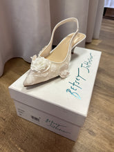 Load image into Gallery viewer, LYNN100-R Ivory Appliqué, Pointed-Toe Heels. Size 10