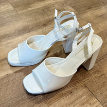 Load image into Gallery viewer, THOMPSON-D White, Chunky Heels. Size 9