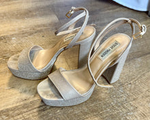 Load image into Gallery viewer, ROME100-L Sparkly Champagne Heels. Size 7.5