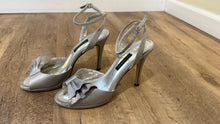 Load image into Gallery viewer, WILS300-J Silver Pewter Heels. Size 7.5