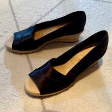 Load image into Gallery viewer, LYNN100-Z Casual, Black Wedge. Size 7.5