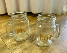 Load image into Gallery viewer, SMEG100-BR Gold Mr &amp; Mrs Glass Mugs