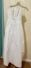 Load image into Gallery viewer, RHOA200-A NWT White, Spaghetti Strap Gown. Size 6