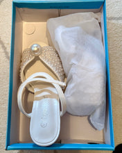 Load image into Gallery viewer, LYNN100-G White Pearl Heels. Size 6.5/7