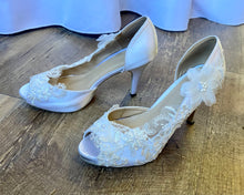 Load image into Gallery viewer, BOOK100-U White Lace Heels. Size 7/7.5