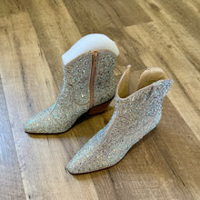 Load image into Gallery viewer, MESA100-B NWT Silver Rhinestone Boots. Size 7