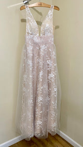 MORR100- NWT Cream Undertone, Tulle Appliqués. Size 2/4