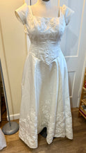 Load image into Gallery viewer, SMEG100-H Vintage Soft-White Satin. Size 4/6