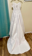 Load image into Gallery viewer, RHOA200-A NWT White, Spaghetti Strap Gown. Size 6
