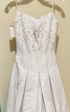 Load image into Gallery viewer, RHOA200-A NWT White, Spaghetti Strap Gown. Size 6