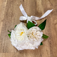 Load image into Gallery viewer, SPAYDE-Z Ivory, Toss Bouquet