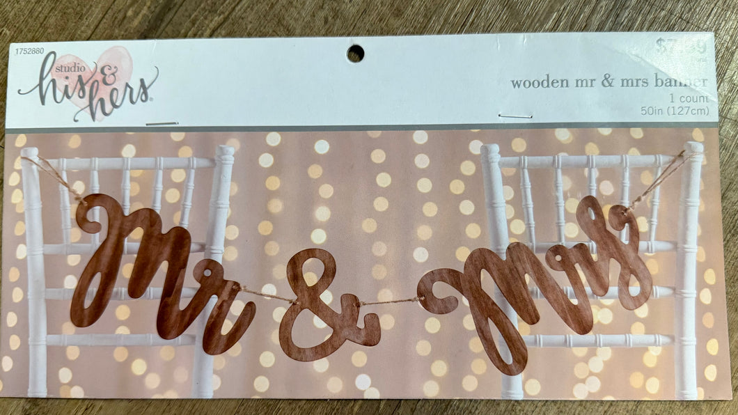 SMEG100-R Wood “Mr & Mrs” String Banner