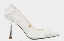 Load image into Gallery viewer, LYNN100-R Ivory Appliqué, Pointed-Toe Heels. Size 10