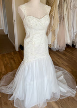Load image into Gallery viewer, BATE-A Ivory Tulle, Fit &amp; Flare Gown. Size 6