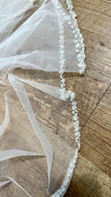 Load image into Gallery viewer, GASTON-E Soft-White, Fingertip Veil