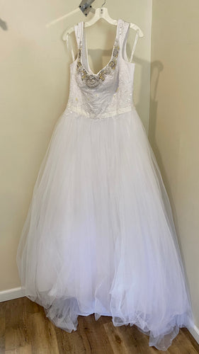 CAMP100-C NWT White Off-The-Shoulder Gown. Size 12