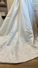 Load image into Gallery viewer, SMEG100-H Vintage Soft-White Satin. Size 4/6