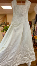 Load image into Gallery viewer, SMEG100-H Vintage Soft-White Satin. Size 4/6