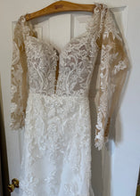 Load image into Gallery viewer, MARIE-A Ivory Appliqué, Long-Sleeve Fit &amp; Flare. Size 00-2