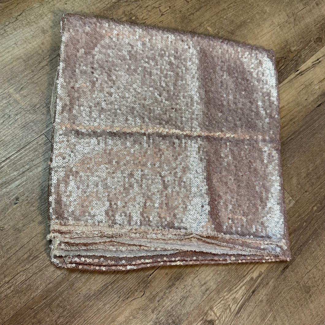 REES100-BH 50” Champagne, Sequins Overlay