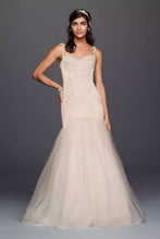 Load image into Gallery viewer, BATE-A Ivory Tulle, Fit &amp; Flare Gown. Size 6