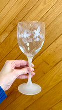Load image into Gallery viewer, LUND100-I Crystal, Hummingbird Wine Glass
