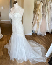 Load image into Gallery viewer, BATE-A Ivory Tulle, Fit &amp; Flare Gown. Size 6