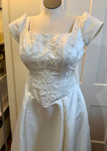 Load image into Gallery viewer, SMEG100-H Vintage Soft-White Satin. Size 4/6