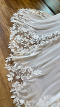 Load image into Gallery viewer, ALTS-B Ivory Fit &amp; Flare Gown. Size 14 NWT