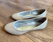 Load image into Gallery viewer, BATE-B White Rhinestone Flats. Size 6.5
