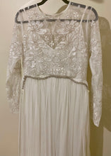 Load image into Gallery viewer, ZAFF100-C Ivory Lace Sleeves. Size 8