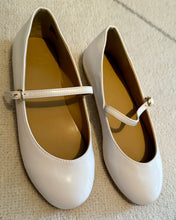 Load image into Gallery viewer, LYNN100-X Girls, White Stap Flats. Size 3K