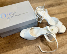 Load image into Gallery viewer, THOMPSON-D White, Chunky Heels. Size 9