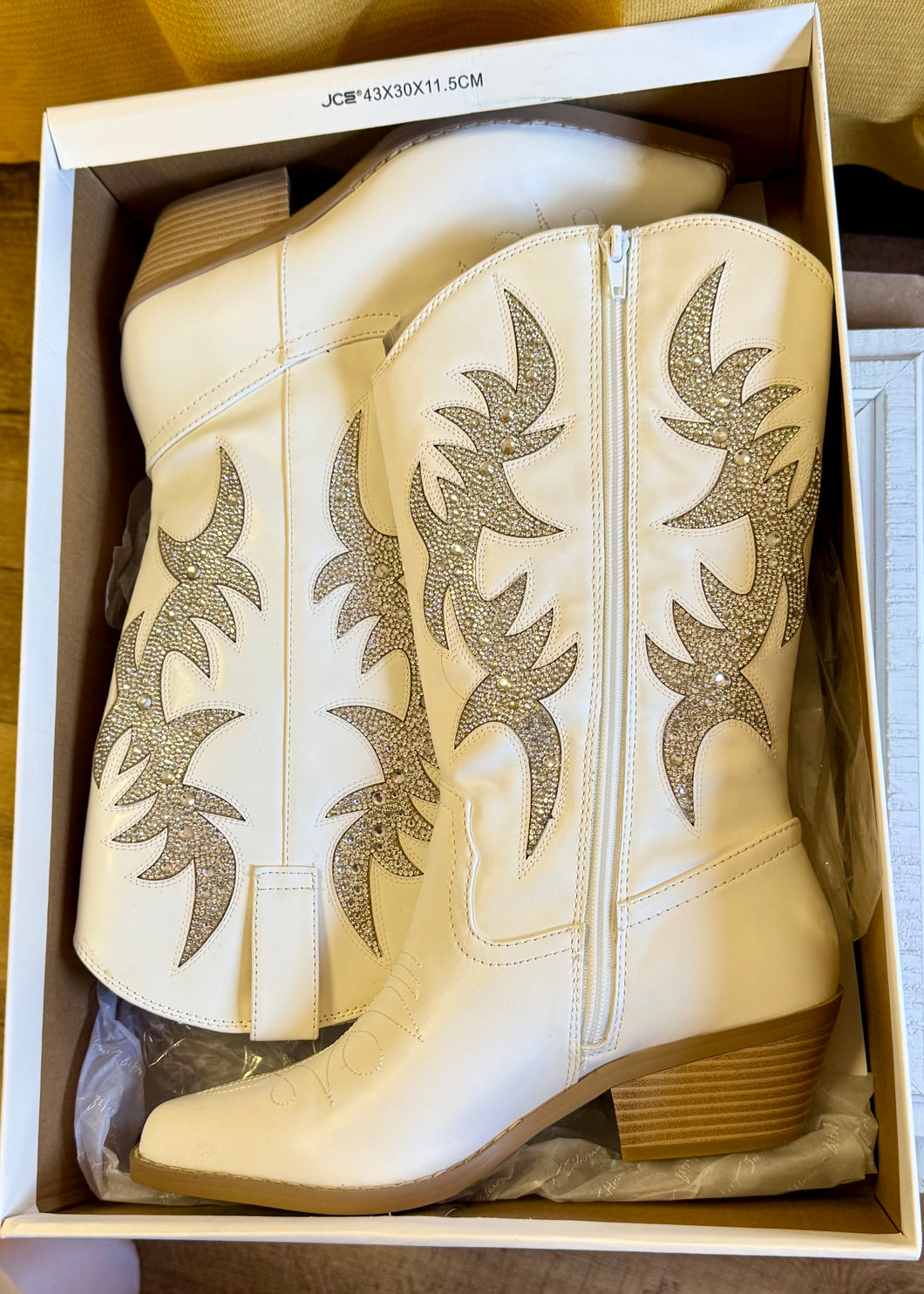 LEGO200-F White Western Boots. NWT Size 7.5