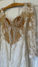 Load image into Gallery viewer, MARIE-A Ivory Appliqué, Long-Sleeve Fit &amp; Flare. Size 00-2