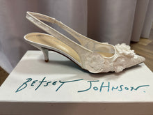 Load image into Gallery viewer, LYNN100-R Ivory Appliqué, Pointed-Toe Heels. Size 10