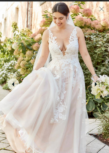 MEAD100-A NWT Plunge V-Neck, Ivory Appliqués. Size 16w