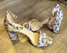 Load image into Gallery viewer, ROME100-R Blush Floral Print Heels. Size 7.5