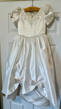 Load image into Gallery viewer, HERNAN-E Vintage Champagne &amp; Ivory Flower Girl Dress. Size 6/7
