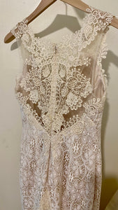 LYNN100-I Crème/Sand Lace Gown. Size 4