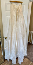 Load image into Gallery viewer, SHEFFIELD-A Creamy Ivory Strapless Silouette Gown. Size 6/8