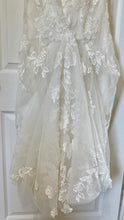 Load image into Gallery viewer, MARIE-A Ivory Appliqué, Long-Sleeve Fit &amp; Flare. Size 00-2