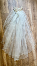 Load image into Gallery viewer, HERNAN-D Vintage Tiara, Headpiece Veil