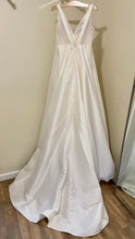 Load image into Gallery viewer, ZAFF100-A Ivory Satin Gown. Size 10