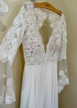 Load image into Gallery viewer, SMIT100-A Ivory Lace, Bell Sleeve Gown. Size 18 NWT