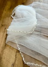 Load image into Gallery viewer, GASTON-E Soft-White, Fingertip Veil