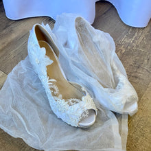 Load image into Gallery viewer, BOOK100-U White Lace Heels. Size 7/7.5
