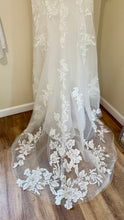 Load image into Gallery viewer, MARIE-A Ivory Appliqué, Long-Sleeve Fit &amp; Flare. Size 00-2